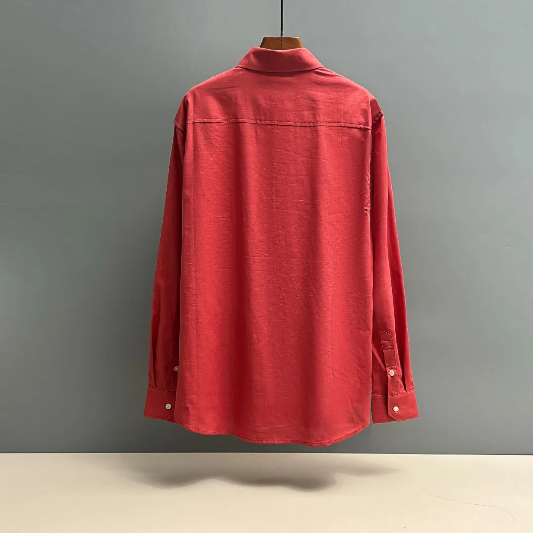 P210 Ralph Lauren/Ralph Lauren early autumn linen embroidered shirt is made of customized natural plant fiber linen fabric with unique bamboo texture and has a simple and simple beauty. It has a loose fit and a three-dimensional upper body. The lines are smooth and natural. From the shoulder line to the waist line and then to the hem, the line transition is smooth. There are no unnecessary folds or accumulations. The whole body is neat and stretched. The chest is embellished with the iconic pony embroidery. It is simple but highly recognizable. The embroidery thread has a natural color transition and the stitches are even and uniform in size. The stitches can also connect naturally and the lines are smooth and not stiff. Size: S M L XL